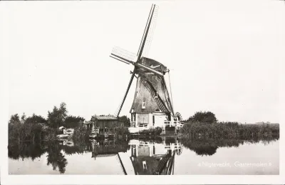 Historische riviergezicht van de Hoekermolen vanuit de boezem