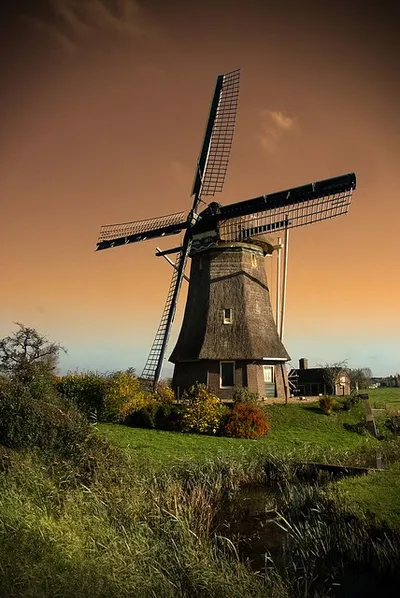 Dramatische wolken boven de Hoekermolen